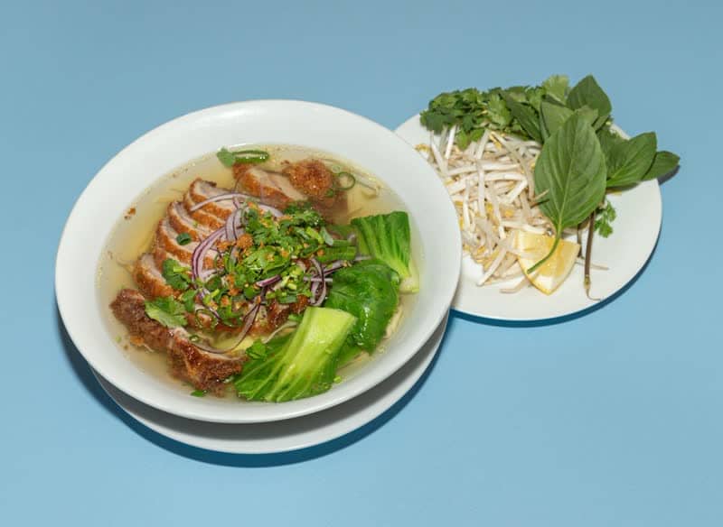 Entesuppe mit Gemüse und Reisbandnudeln
