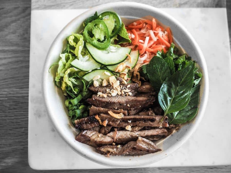 Rindsteak auf Mangosalat mit Reis